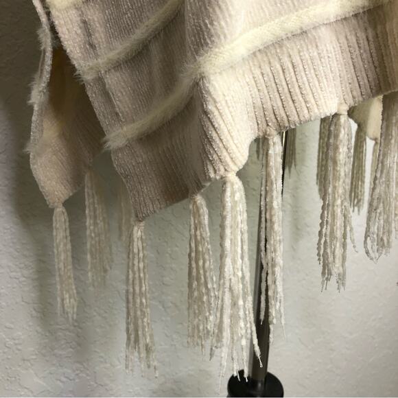 Anthropologie Akemi + Kin cream off white open front fringe poncho sweater O/S - Picture 7 of 16